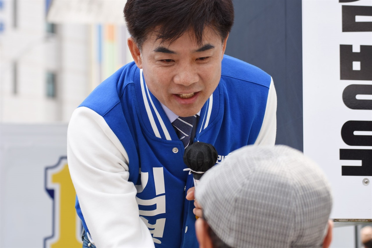 길거리 유세 중 시민의 이야기를 듣고 있는 민주당 김병욱 후보
