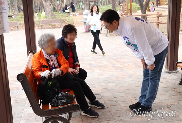 22대 총선 서울 서초을에 출마한 홍익표 더불어민주당 후보가 4일 오후 서초구 매헌초등학교 앞에서 시민들과 인사를 나누고 있다.
