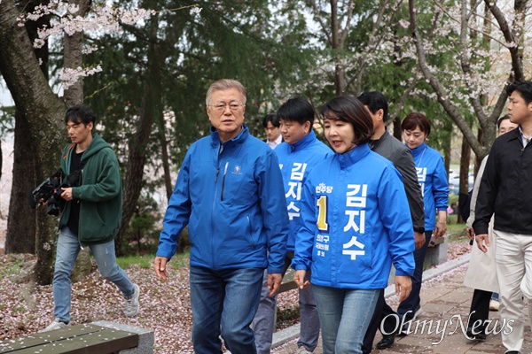  문재인 전 대통령, 4일 김지수 후보와 창원대 찾아.