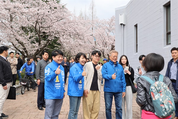 문재인 전 대통령, 4일 김지수 후보와 창원대 찾아.