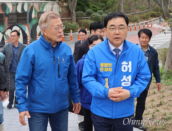  문재인 전 대통령, 4일 허성무 후보와 창원 기능대 앞 벚꽃길 찾아.