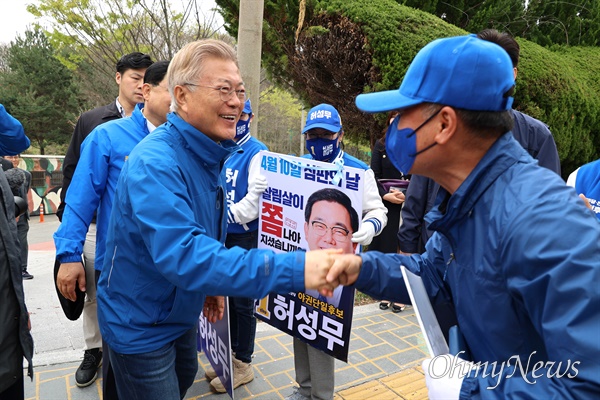 문재인 전 대통령, 4일 허성무 후보와 창원 기능대 앞 벚꽃길 찾아.