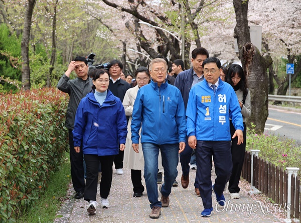 문재인 전 대통령, 4일 허성무 후보와 창원 기능대 앞 벚꽃길 찾아.