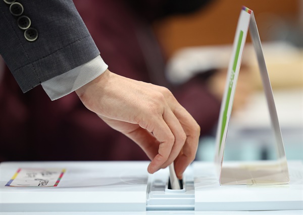 4.10 총선 사전투표가 시작된 5일 오전 서울 동작구 상도1동주민센터에 마련된 투표소에서 유권자가 투표함에 용지를 넣고 있다.