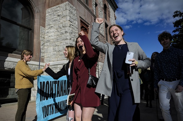 2023년 6월 20일 미국 몬태나주 기후소송을 주도한 청소년 원고들이 몬태나주 법원으로 향하는 모습.