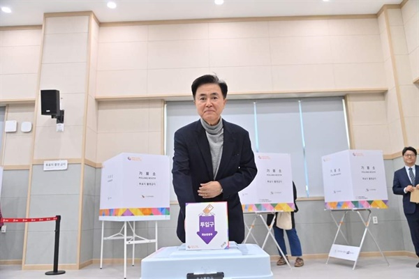 김태흠 충남지사가 4.10 총선 사전투표를 하고 있다. 