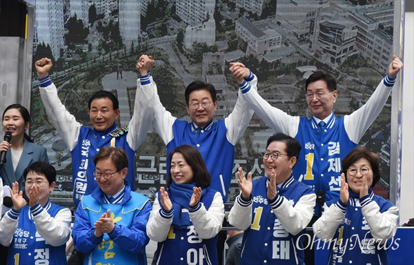 22대 총선 사전투표가 시작된 5일 오전 이재명 더불어민주당 대표가 대전에서 카이스트 학생들과 함께 사전투표를 한 뒤, 중구 으능정이 거리에서 대전지역 후보 집중 지원 유세를 펼쳤다.