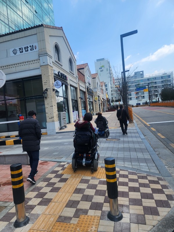 동탄신도시에서 교통약자, 휠체어 이용자가 이동하기는 쉽지 않다. 