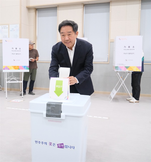 강승규 국민의힘 홍성예산 국회의원 후보가 사전 투표를 하고 있다. 