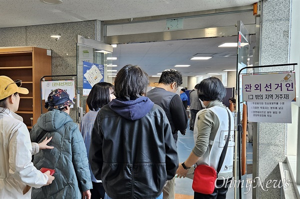 22대 총선 사전투표 첫날인 5일 오후 서울 용산구 한남동주민센터 사전투표소에 투표하려는 유권자들이 줄을 서 있다(자료사진).

