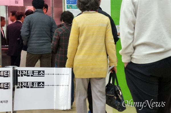 22대 총선 사전투표 첫날인 5일 오후 서울 종로구 종로장애인복지관 사전투표소에 투표하려는 유권자들이 줄을 서 있다.

