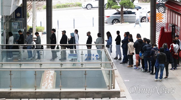 제22대 국회의원 선거 사전투표 첫날인 5일 오전 서울 용산구의회에 마련된 이태원 제1동 사전투표소에서 유권자들이 소중한 한 표를 행사하기 위해 줄을 서서 기다리고 있다.