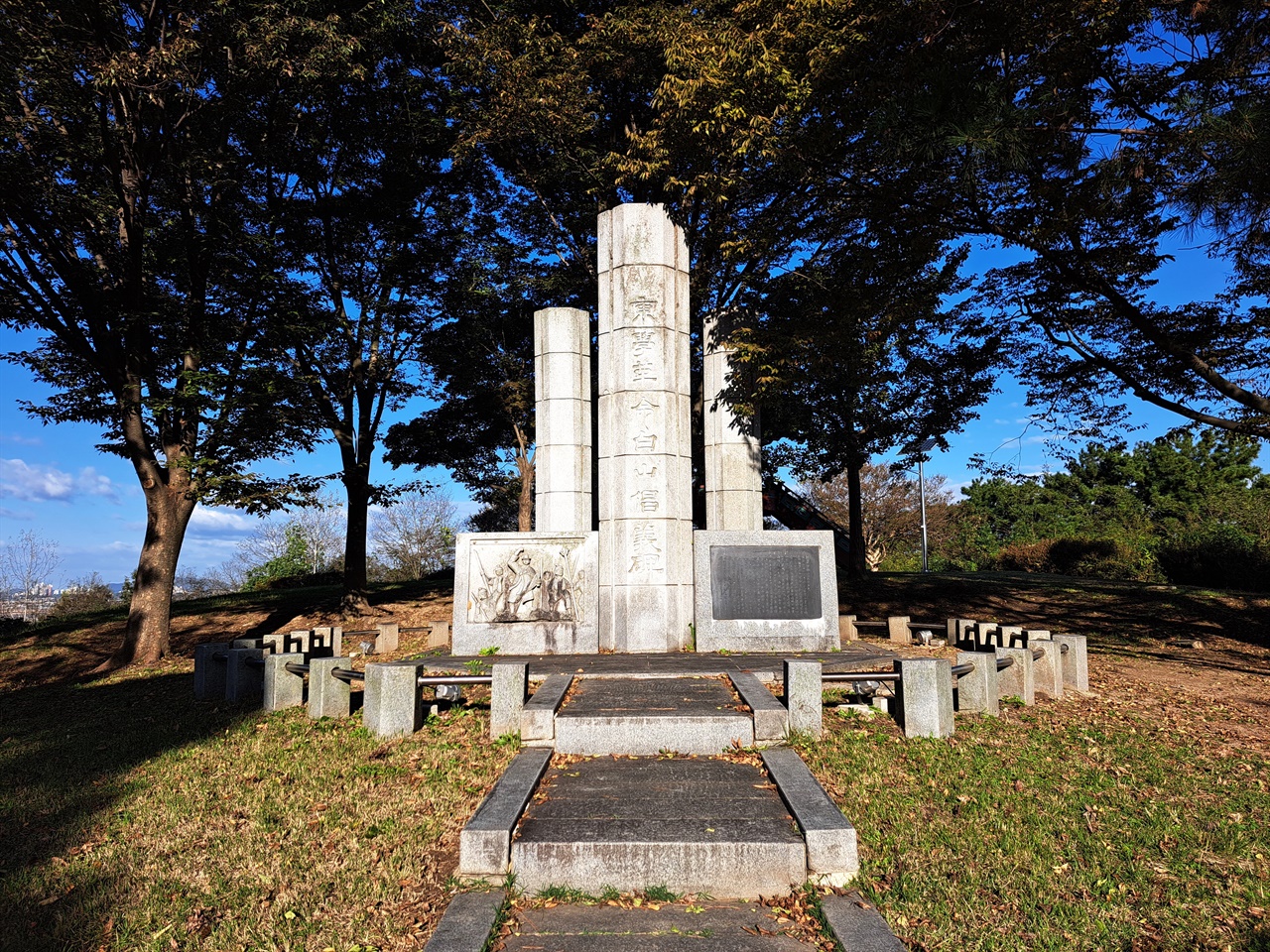 1894년 3월 25일 백산대회를 열고 본격적인 혁명전쟁에 들어 선다. 1만여 군사가 모여 '앉으면 죽산, 서면 백산'이라는 동학혁명 상징적 문구가 여기서 만들어 진다.