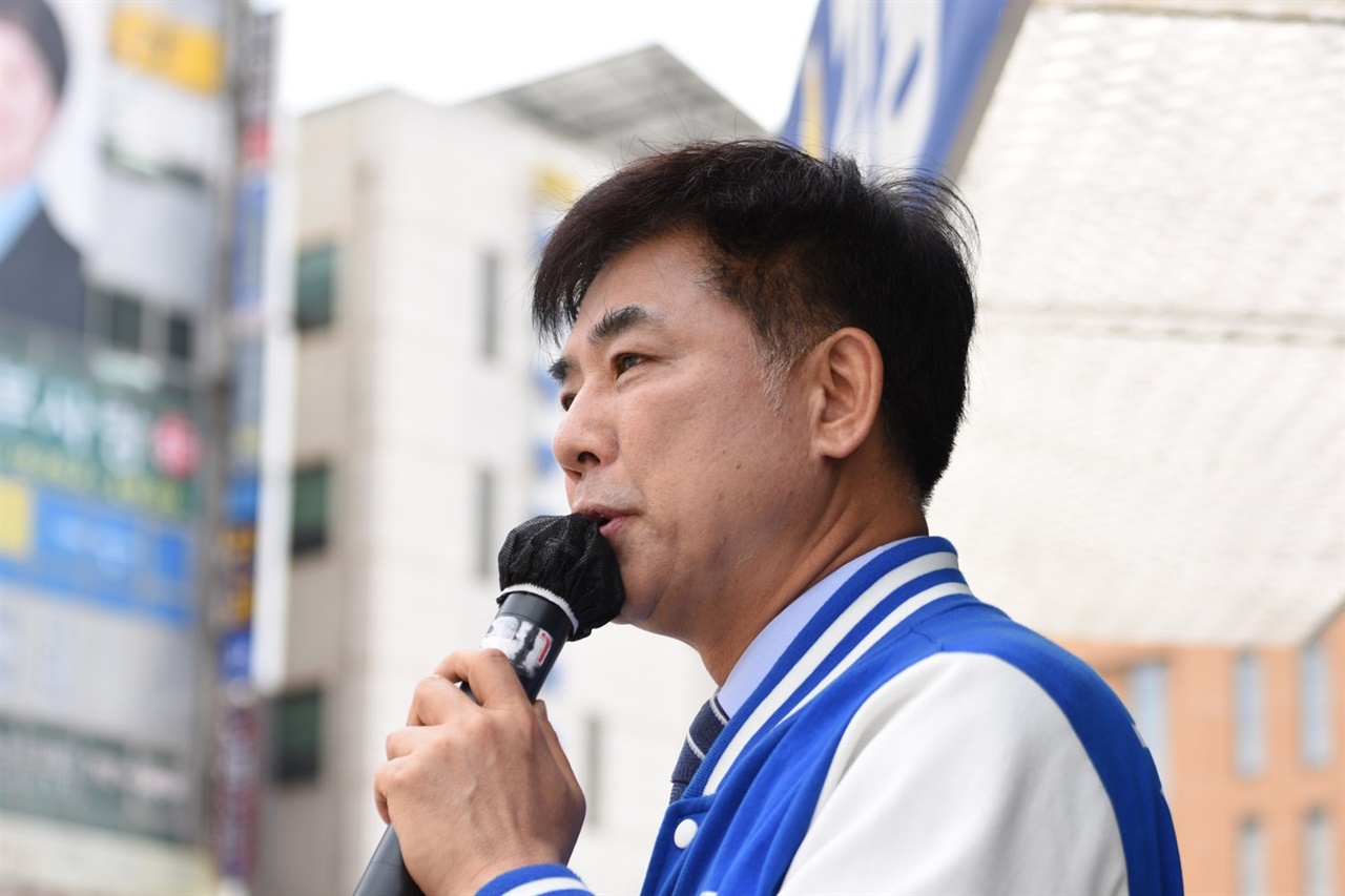  22대 총선에 출마한 더불어민주당 분당을 김병욱 후보(58) 유세 모습