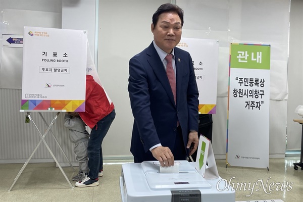 박완수 도지사, 5일 창원 봉림동행정복지센터 사전투표.
