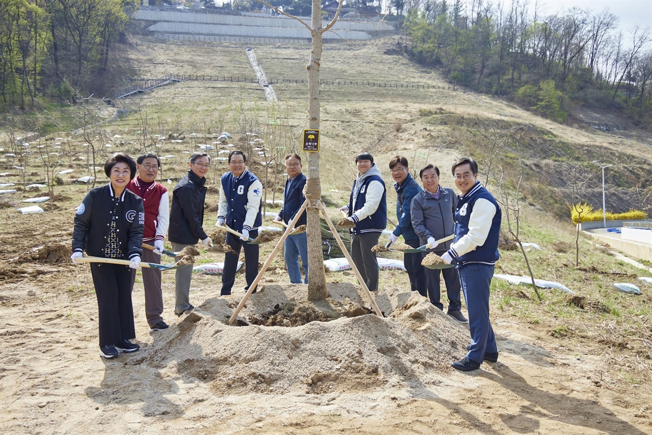 경기도가 5일 제79회 식목일을 맞아 성남시와 함께 가천대학교에서 희망의 나무심기 행사를 개최했다.

