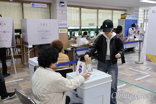 제22대 총선 사전투표가 시작된 5일 오후 대구 중구 동인동행정복지센터에 마련된 사전투표소에서 한 유권자가 투표지를 투표함에 넣고 있다.