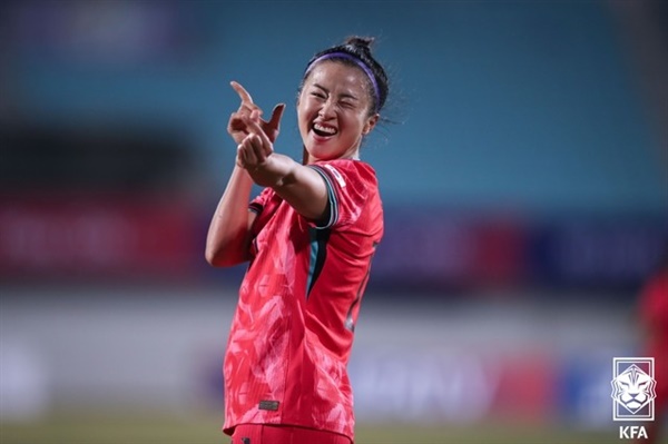 최유리 한국 여자 축구 대표팀 공격수 최유리가 필리핀과의 친선경기에서 선제골을 넣은 후 기뻐하고 있다. 