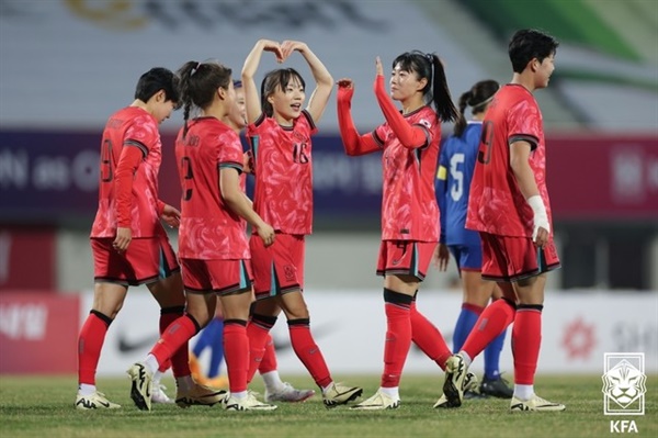 한국 여자 대표팀 필리핀과의 친선경기에서 장슬기의 세 번째 골 직후 서로 기뻐하는 모습