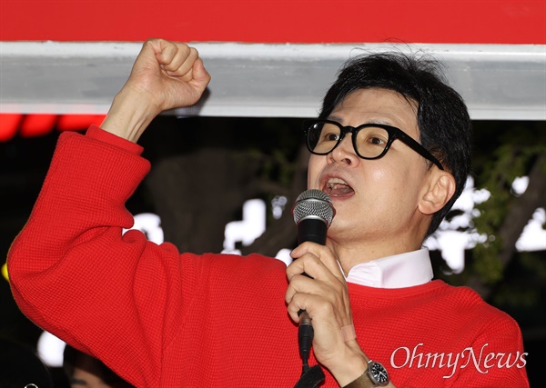국민의힘 한동훈 비대위원장이 5일 오후 서울 종로구 동묘역 부근에서 22대 총선 종로구에 출마한 최재형 후보 지원유세를 하고 있다.