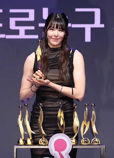 박지수 'MVP 포함 8관왕' 4일 오후 서울 영등포구 63컨벤션센터에서 열린 2023-2024 여자프로농구 시상식에서 MVP를 수상한 박지수 선수가 트로피 8개를 가져와 기념 촬영을 하고 있다.