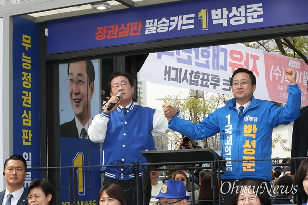 이재명 더불어민주당 상임공동선대위원장이 6일 오전 서울 성동구 금남시장 삼거리에서 박성준 중성동을 후보 지원유세를 펼치고 있다.