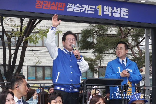 이재명 더불어민주당 상임공동선대위원장이 6일 오전 서울 성동구 금남시장 삼거리에서 박성준 중성동을 후보 지원유세를 펼치고 있다.
