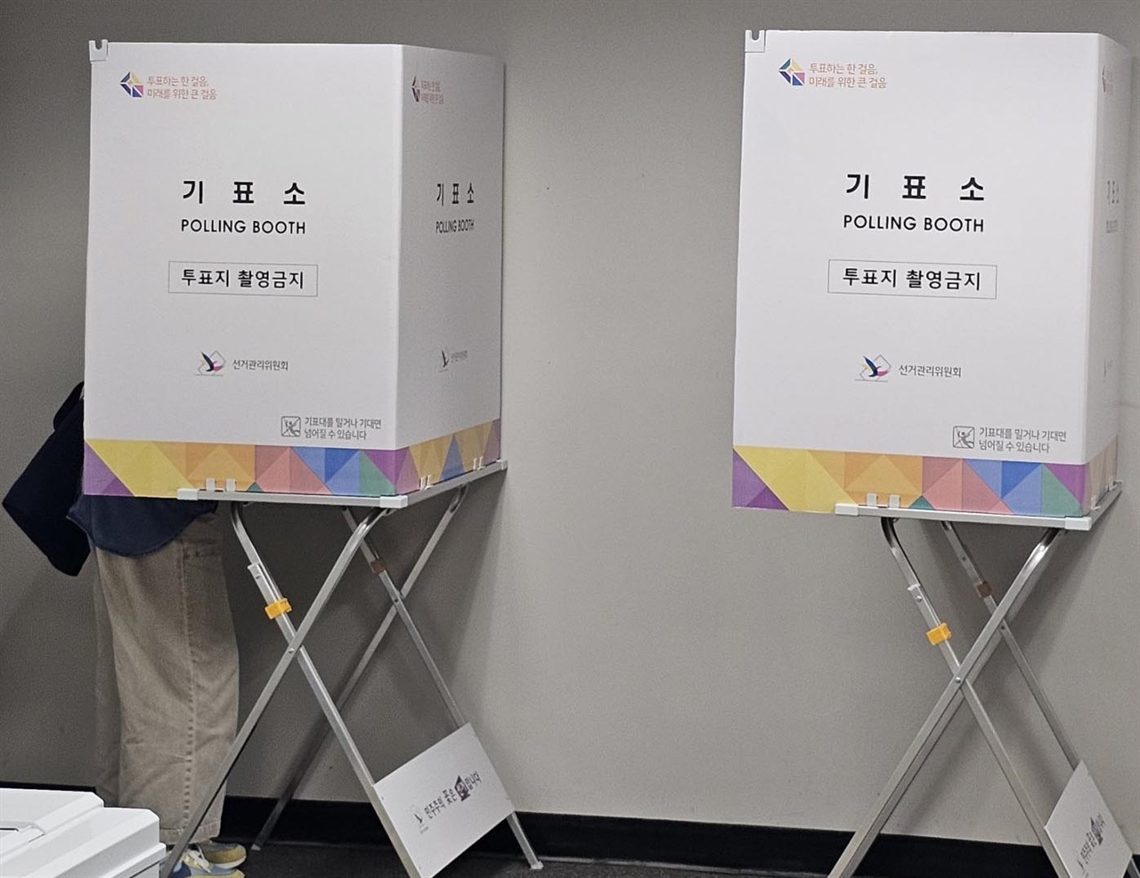 지난 3월 29일부터 31일까지 올랜도 재투표에서 치러진 22대 총선에서 한 재외동포가 투표를 하고 있다.
