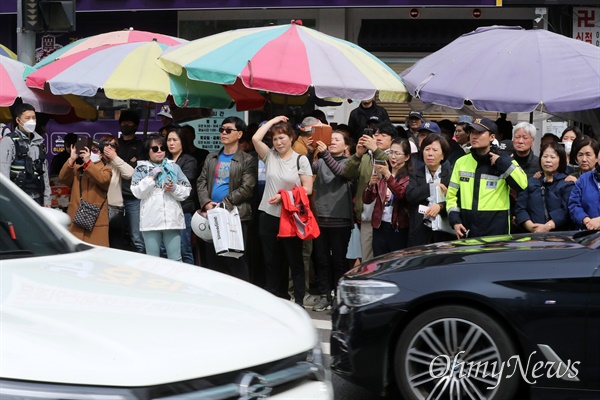 이재명 더불어민주당 상임공동선대위원장이 6일 오전 서울 성동구 금남시장 삼거리에서 박성준 중성동을 후보 지원유세를 펼치자 지지자와 거리를 지나던 시민들이 연설을 지켜보고 있다. 