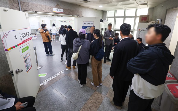 제22대 국회의원선거 사전투표 둘째날인 6일 서울 중구 명동주민센터에 마련된 사전투표소에 유권자들이 줄을 서 있다.