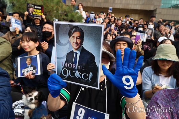 조국혁신당 조국 대표가 6일 오후 서울 청량리역에서 유세를 하는 가운데 지지자들이 피켓을 들고 응원하고 있다.