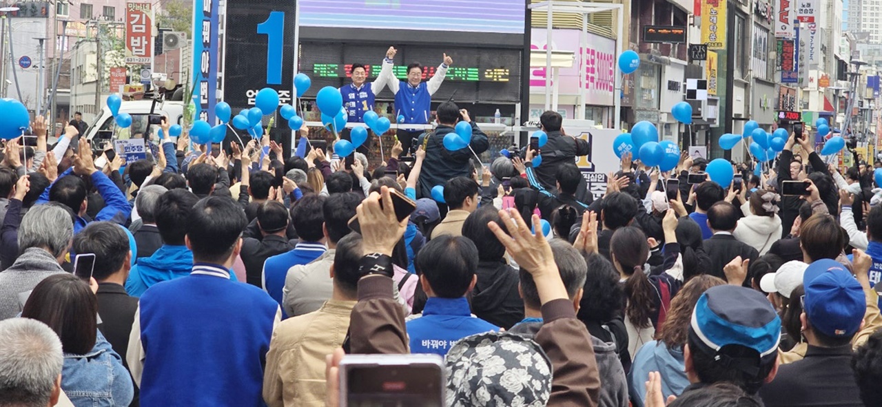 더불어민주당 이재명 대표가 마지막 사전투표 날인 6일 이천시를 다시 찾아 엄태준 후보에 대해 지지를 호소했다.