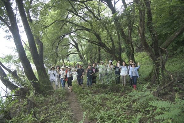 대구환경운동연합 만들어낸 환경운동 현장인 팔현습지 왕버들숲에 탐방인들이 기념촬영했다. 이들 중 상당수가 대구환경운동연합의 회원으로 참여해주고 있다. 