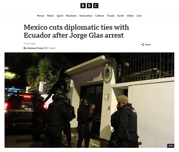 에콰도르 경찰의 멕시코 대사관 강제 진입을 보도하는 영국 BBC