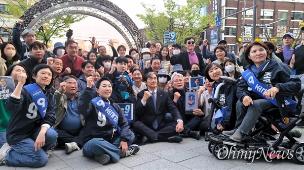 조국 조국혁신당 대표가 7일 오후 서울 성동구에서 만난 시민들과 단체사진을 촬영하고 있다. 