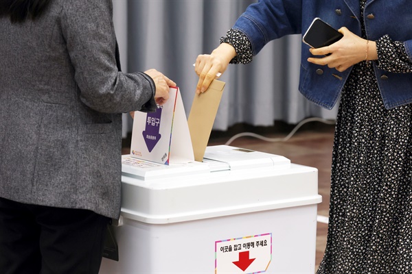 제22대 국회의원 선거 사전투표일인 5일 오전 제주시청 제1별관에 마련된 투표소에서 유권자가 소중한 한 표를 행사하고 있다.
