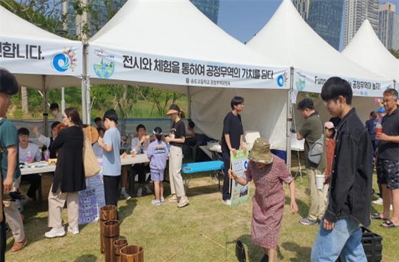   2023년 인천 공정무역 페스티벌 현장에서 다양한 단체들의 부스에 시민들이 참여하고 있다.
