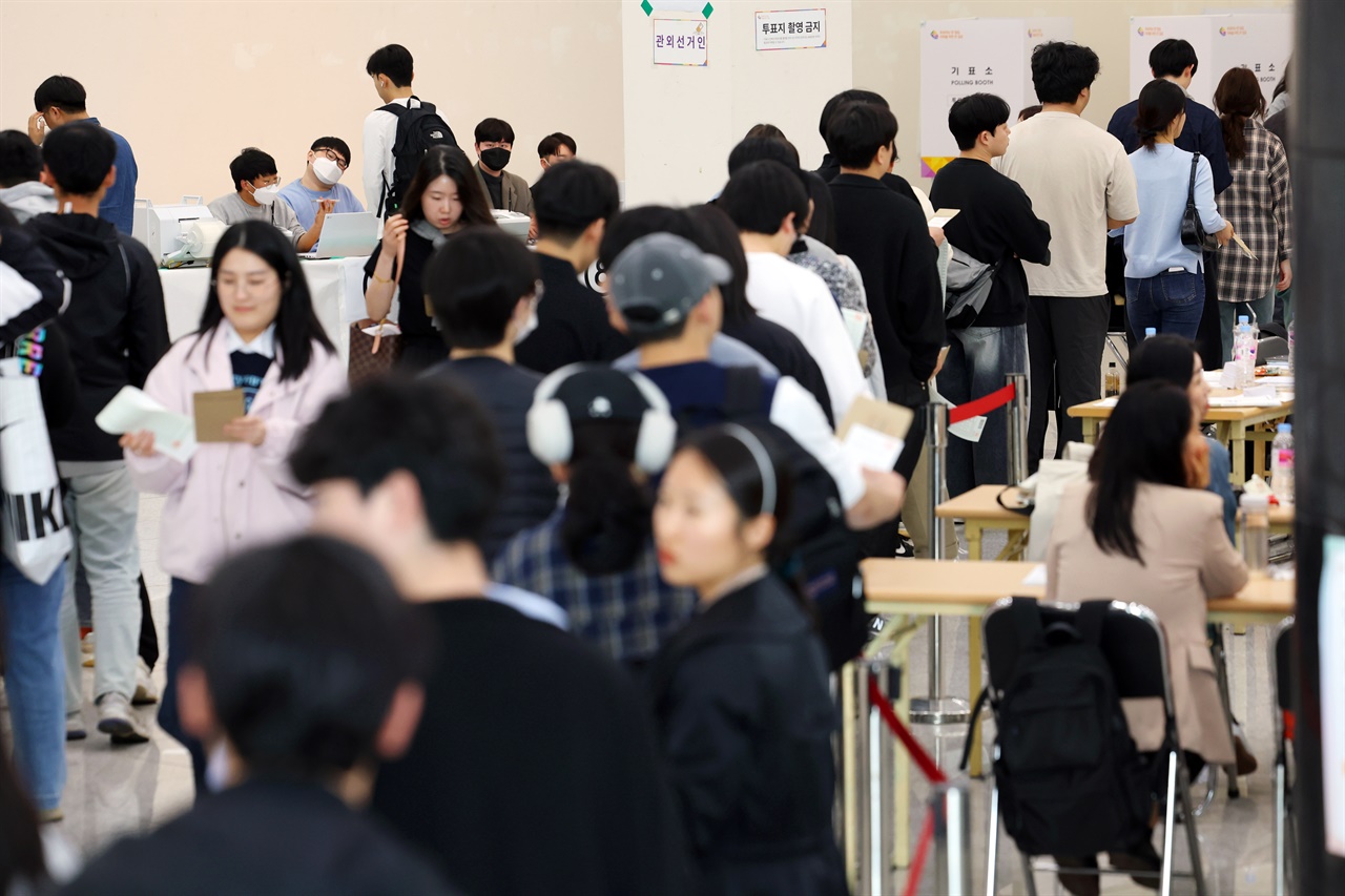 제22대 국회의원 선거 사전투표가 시작한 5일 오후 광주 북구 전남대학교 컨벤션 홀에 마련된 사전투표소에서 유권자들이 투표하기 위해 대기하고 있다. 2024.4.5