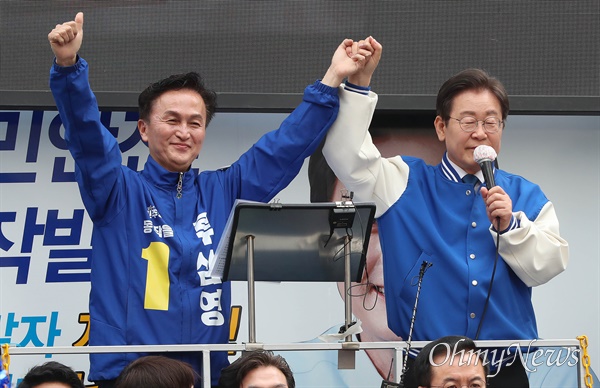 더불어민주당 서울 동작을 류삼영 후보가 8일 오전 서울 동작구 남성사계시장 입구에서 이재명 대표와 함께 지지를 호소하고 있다. 