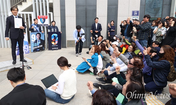 조국 조국혁신당 대표가 8일 정오 경기도 김포 아트홀 앞을 방문하자, 지지자들이 조 대표를 연호하고 있다. 