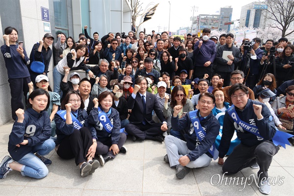 조국 조국혁신당 대표가 8일 정오 경기도 김포 아트홀 앞에서 지지자들과 함께 기념촬영을 하고 있다.