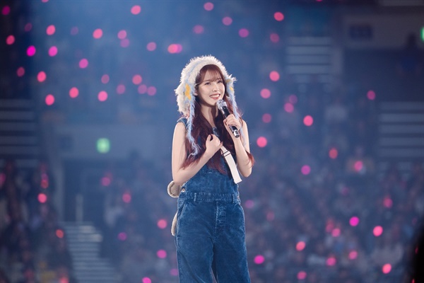  10일 오후 서울 송파구 KSPO돔에서 열린 '아이유 월드투어 콘서트' 무대 위에 선 가수 아이유의 모습.