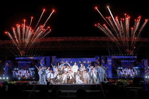  31일 야외 공연장인 인천 서구 인천아시아드주경기장에서 열린 세븐틴 앙코르 투어 콘서트의 한 장면