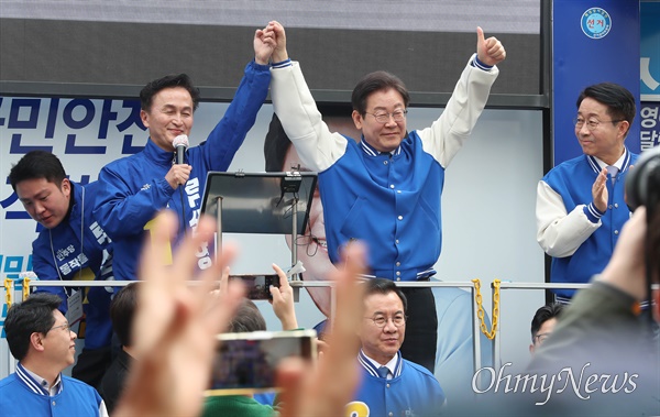 더불어민주당 서울 동작을 류삼영 후보가 8일 오전 서울 동작구 남성사계시장 입구에서 이재명 대표와 함께 지지를 호소하고 있다.