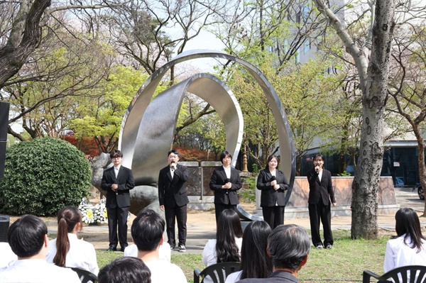 대구경북대학생진보연합 회원들이 추모 공연을 하고 있다.