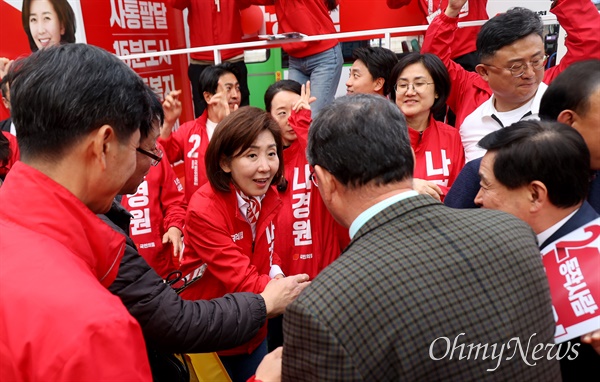 나경원 국민의힘 동작구을 후보가 8일 오후 서울 동작구 남성사계시장에서 긴급 집중유세를 열어 시민들과 인사를 나누며 지지를 호소하고 있다.