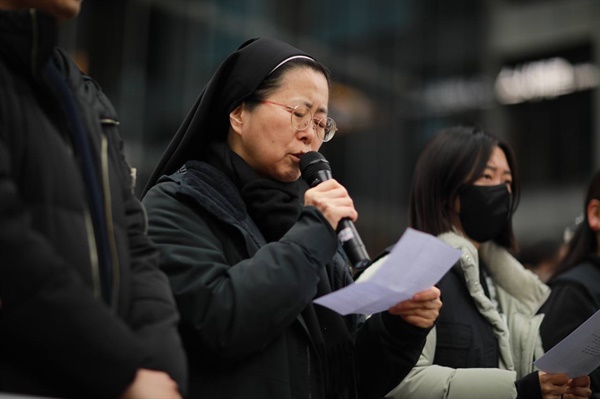 김하나 수녀가 법무법인 태평양 앞에서 열린 한국옵티칼하이테크지회 고용승계 관련 기자회견에서 발언을 하고 있다.