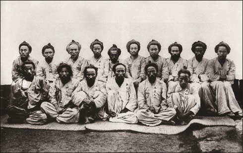 1909년 일제의 소위 '남한대토벌작전'에 체포된 호남의병장들(뒷줄 왼편에서 여섯번째 안규홍 의병장)