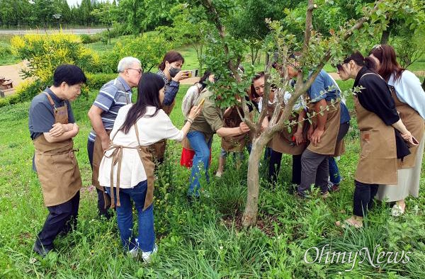 인천시는 4월 9일부터 시민들의 삶의 질을 높이고 정원문화 확산을 위해 '2024년 인천 시민정원사 양성 프로그램' 참가자를 모집한다.