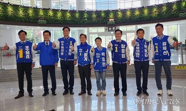 4.10 총선 선거운동 마지막날인 9일 오전 민주당 대전지역 후보들이 대전시의회 1층 로비에서 기자회견을 열고 투표참여와 지지를 호소했다.